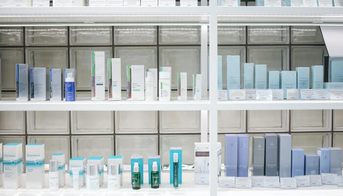 Como gerenciar o estoque e o envio de produtos importados aos clientes Estante de cosméticos representa estoque de produtos importados