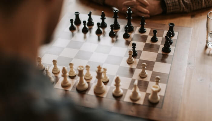 5 pontos para determinar a estratégia competitiva da sua marca Tabuçeiro de xadrez representa a estratégia competitiva