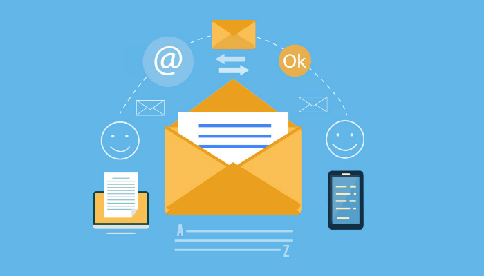 3 atraentes estratégias de e-mail marketing para e-commerce Ilustração com envelopes de e-mail e smartphone, representando estratégias de e-mail marketing