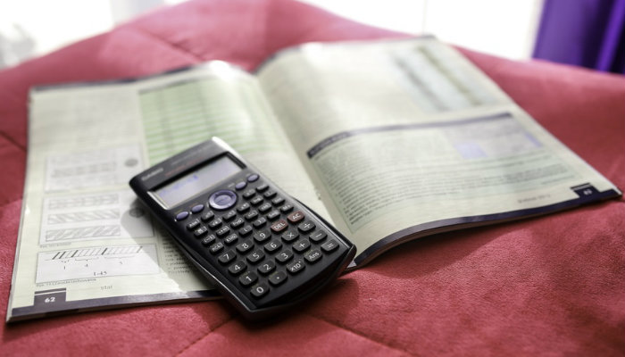 Calculadora científica e revista representam a gestão financeira