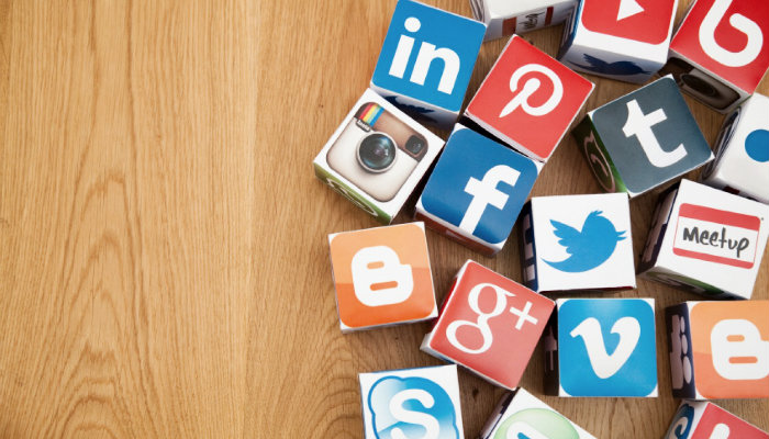6 motivos para a sua loja investir em redes sociais Cubos com logos das principais redes sociais