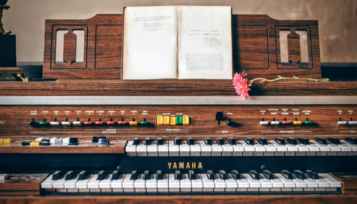 Seja produtivo e não ocupado – o conselho de Tim Ferriss pode otimizar sua rotina Imagem de teclado com partitura representa a produtividade proposta por Tim Ferriss
