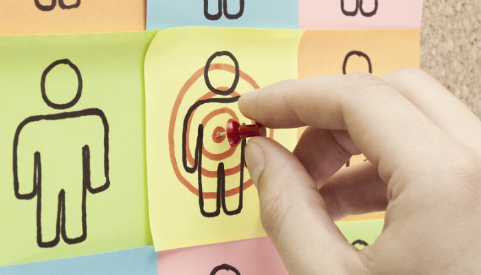 Remarketing no Google: primeiros passos Desenho de pessoa com alvo em post it, com tachinha, representa o remarketing no Google