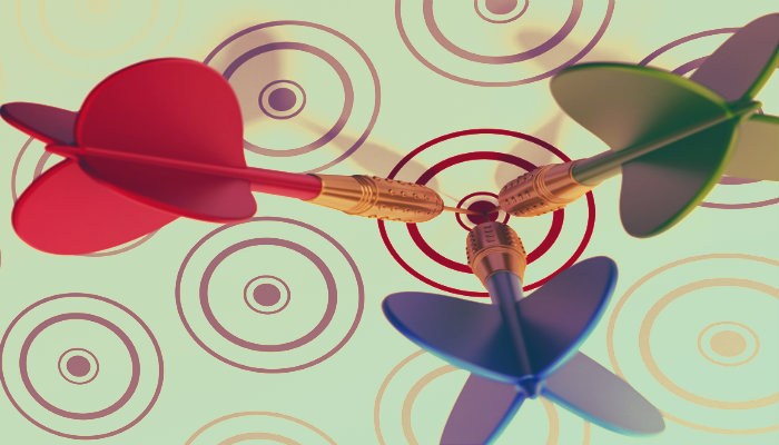 Boas práticas para uma campanha de retargeting eficiente Três dardos em alvo representam o retargeting