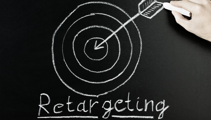 Como fazer retargeting usando e-mail marketing Desenho na lousa de flecha no alvo com a palavra 'retargeting' abaixo