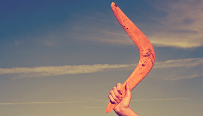 Retargeting: o que é e as vantagens de utilizar esse recurso Mão segurando bumerangue representa o retargeting