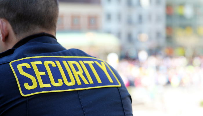 Segurança no e-commerce: proteja seu site e os dados dos clientes Homem de costas com blusa escrito 'security' representa a segurança no ecommerce