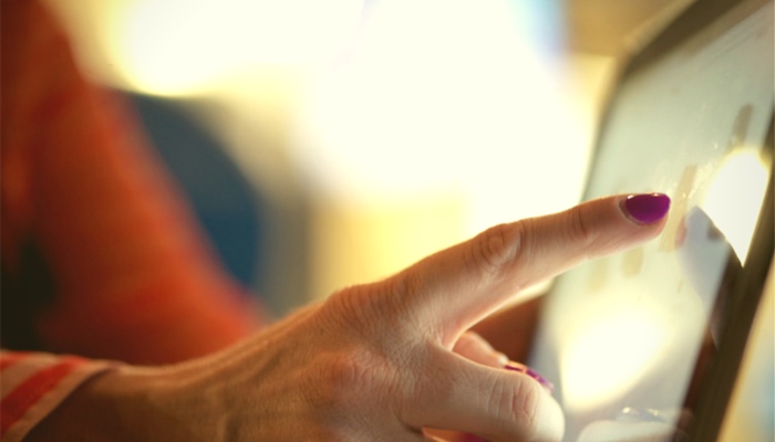 5 passos para realizar testes de usabilidade Mulher clicando em tela touch representa a usabilidade