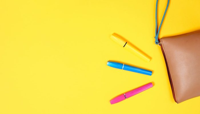Como vender no Mercado Livre: passo a passo para começar Canetas sobre fundo amarelo, representando a anotação das dicas sobre como vender no Mercado Livre