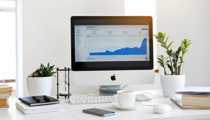 Tráfico web: qué es y cómo llevarlo a tu tienda online Pantalla de computadora con software que mide el tráfico web