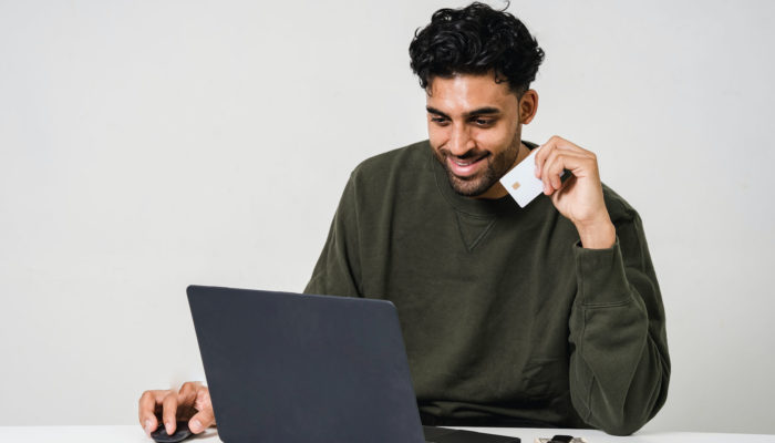 Páginas para vender por internet en México hombre mirando páginas para vender por internet
