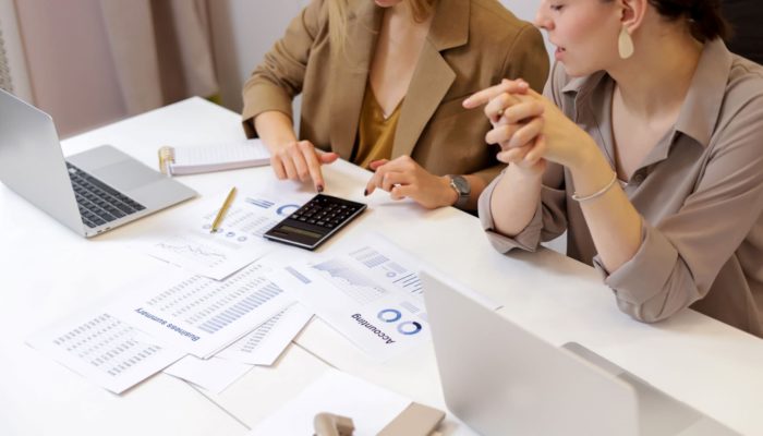 Cómo darse de alta en Hacienda: guía para PyMEs y emprendedores Dos mujeres trabajando en contabilidad