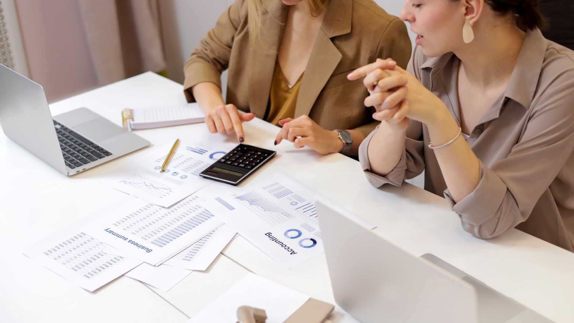 Dos mujeres trabajando en contabilidad