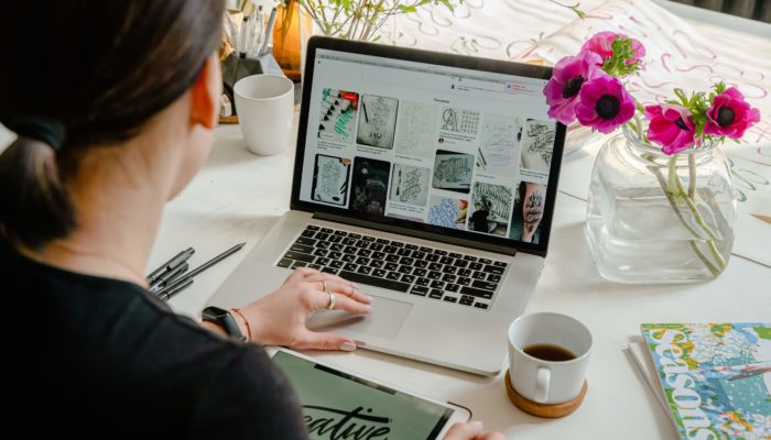 Plantillas para Instagram: 8 ideas para inspirarte mujer diseñando en la computadora