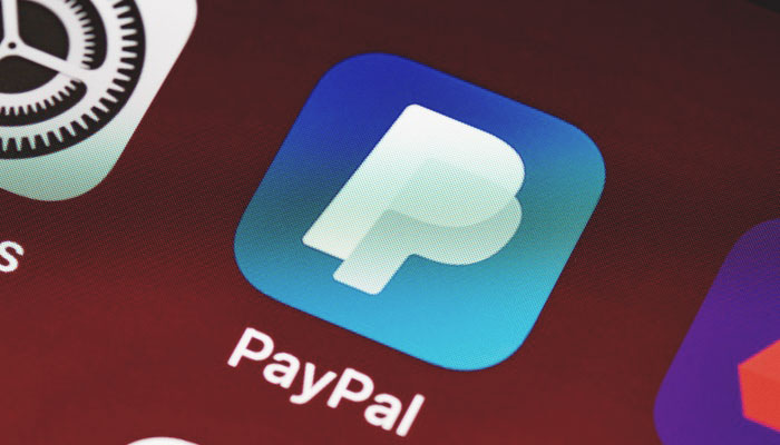 Imagem mostra ícone do app do PayPal em smartphone