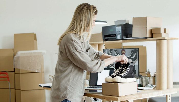 Cómo ganar dinero por internet en 2021 mujer vendiendo para ganar dinero por internet