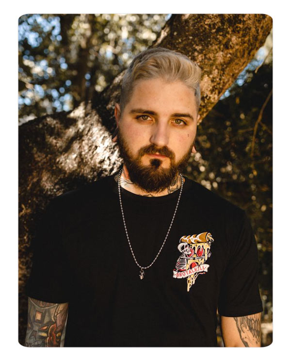 André Casagrande, baixista da banda Odeon, veste camiseta Brutal Kill em post no Instagram.