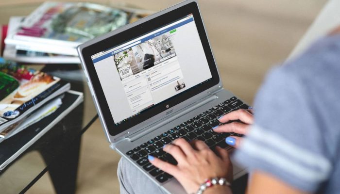 Píxel de Facebook: guía para crearlo y usarlo en 2021 persona con laptop configurando un píxel de facebook