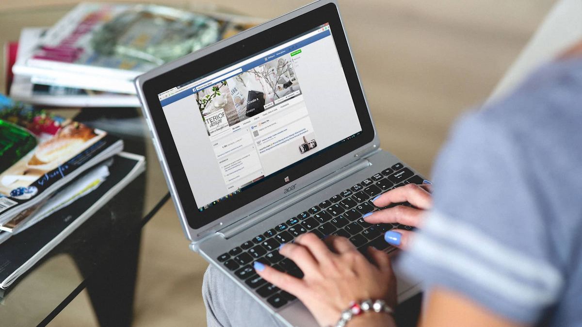 persona con laptop configurando un píxel de facebook