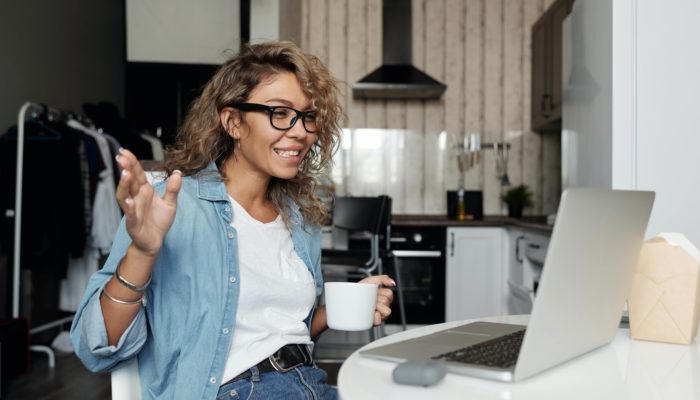 Trabajos desde casa: ideas para iniciar este proyecto mujer en videollamada trabajando desde casa