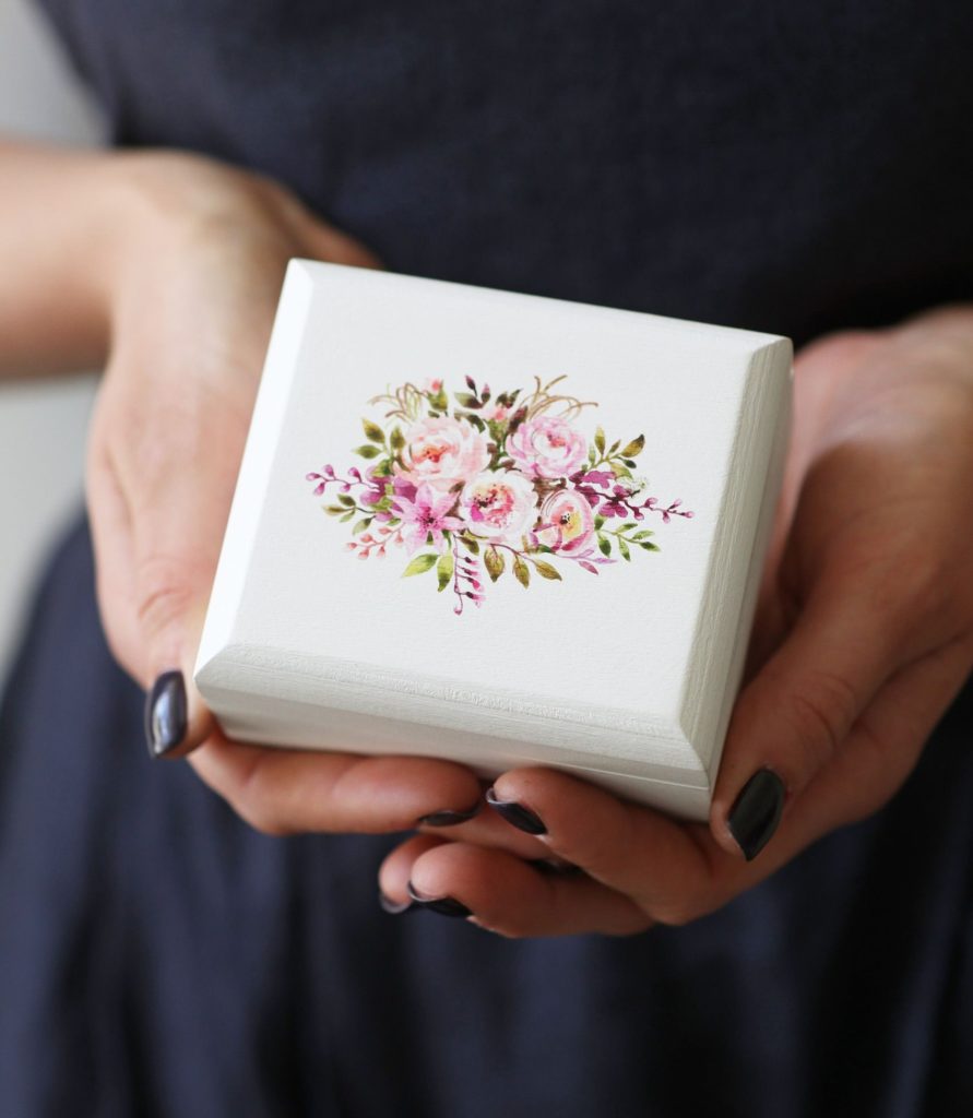 Caixa de MDF personalizada para ilustrar tipo de artesanato para vender.