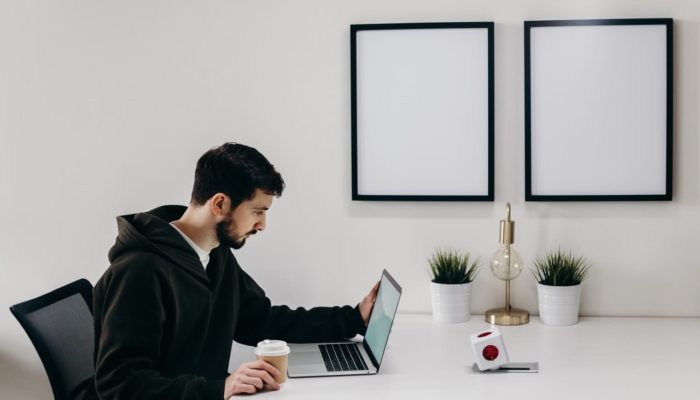 Cómo publicar en Instagram desde la PC: paso a paso hombre viendo como publicar en instagram desde la pc