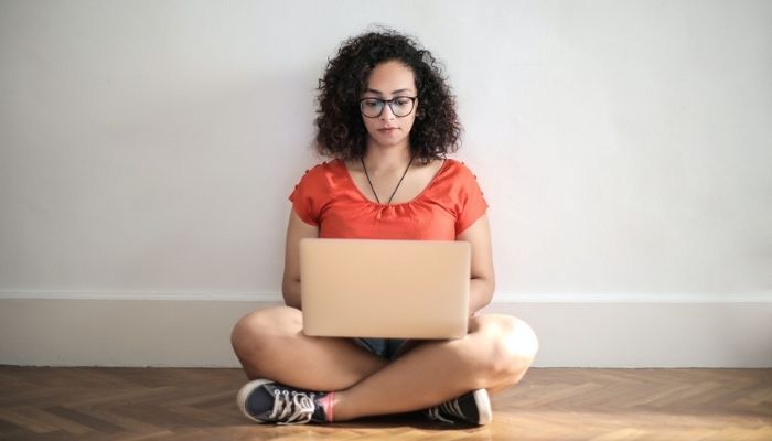 mujer con la notebook analizando cuáles son los mejores horarios para publicar en redes sociales