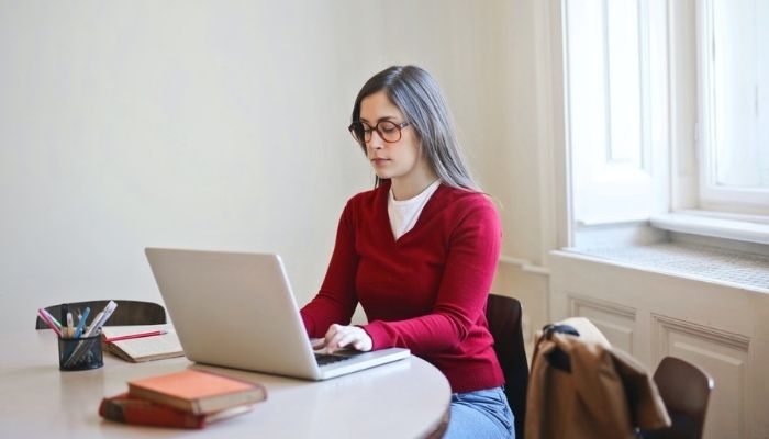 mujer con su computadora buscando si mercado libre es seguro