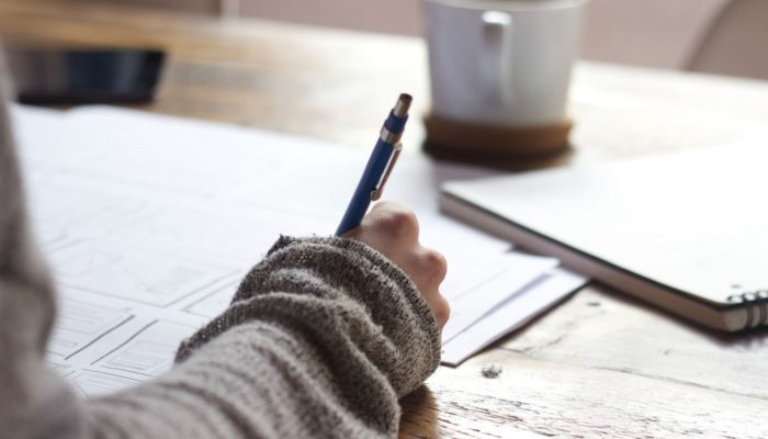 Cómo gestionar el proceso de venta de tu e-commerce mujer escribiendo el proceso de ventas