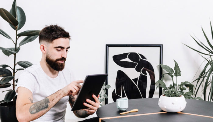 12 proyectos emprendedores que puedes hacer por internet persona creando proyecto emprendedor en internet
