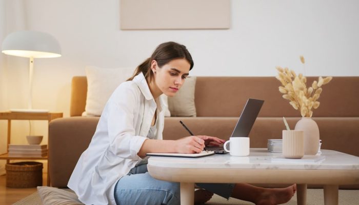 Qué debe tener (sí o sí) una tienda online mujer escribiendo el plan de su tienda online
