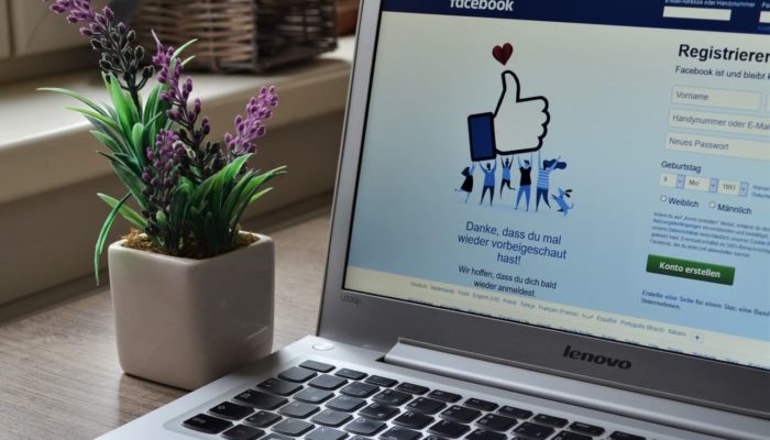Cómo crear la URL de tu página de Facebook pantalla de computadora con la url de facebook