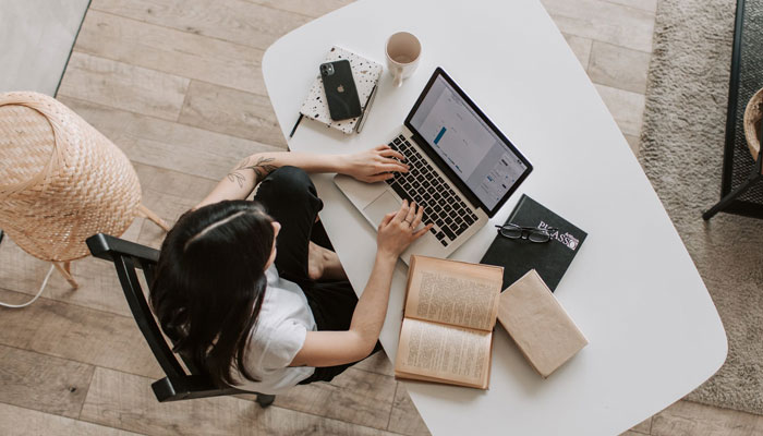 Como começar a fazer dropshipping? Descubra em 12 passos Mulher descobre o que é dropshipping e como começar a vender sem estoque