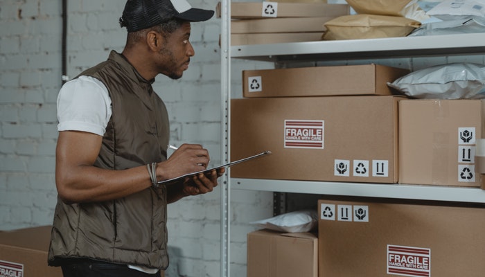 O que é e como funciona o dropshipping? Imagem mostrando um homem em um armazém, representando como funciona o dropshipping.