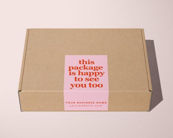 Na imagem vemos uma embalagem de envio personalizada com uma mensagem servindo como uma maneira do e-commerce criar um diferencial competitivo