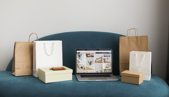 Imagem mostrando pacotes de presentes e produtos representando a venda via marketplace e dropshipping.