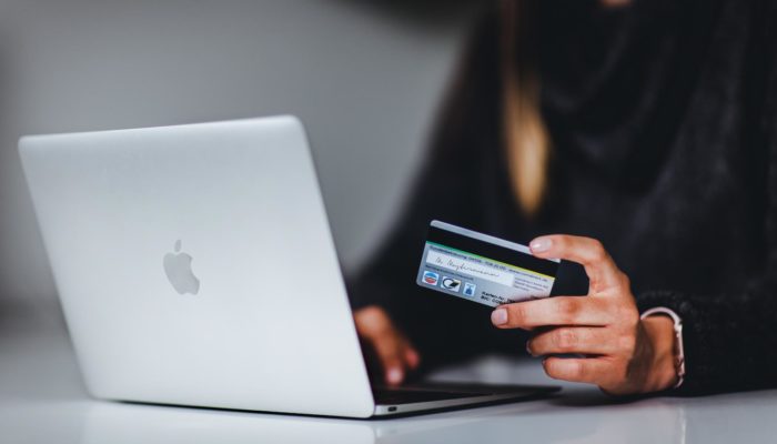 ¿Cómo funcionan los meses sin intereses en El Buen Fin? mujer pagando con meses sin intereses en una tienda en línea