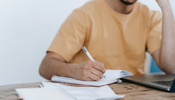 Público objetivo: 3 claves para acercarte a él hombre estudiando el público objetivo