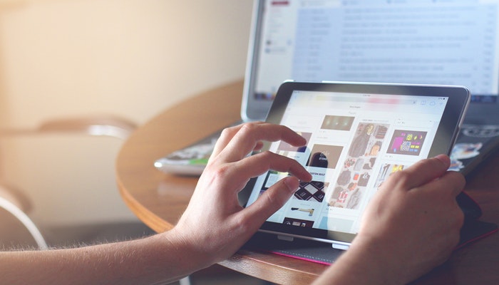 Imagem mostrando uma pessoa fazendo uma compra online, representando as tendências do e-commerce.