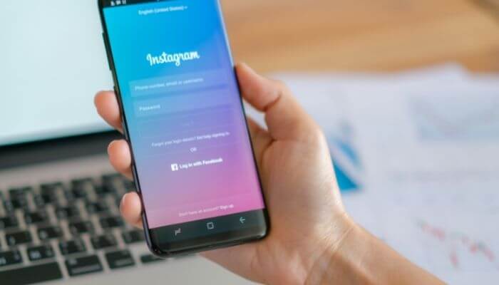 smatphone com tela para login do instagram, primeiro passo para criar enquentes no Instagram