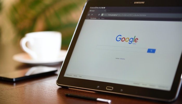 Imagem mostrando um tablet com a página do Google aberta, representando como rankear no Google.