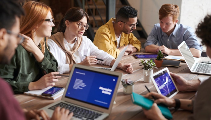 Imagem mostrando uma equipe de trabalho, representando o uso das ferramentas de marketing digital.