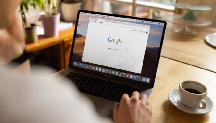 O que são meta tags e como elas afetam o SEO? Página inicial do Google, um dos buscadores que utiliza o meta tag como critério de ranqueamento no site