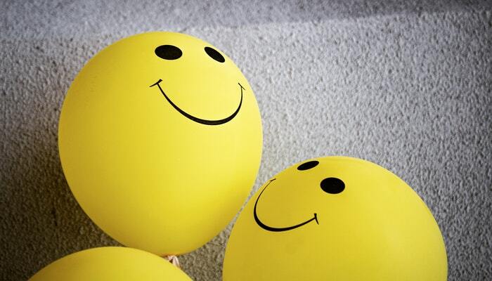 Na imagem, está representado alguns balões que dizem respeito a boa satisfação do cliente