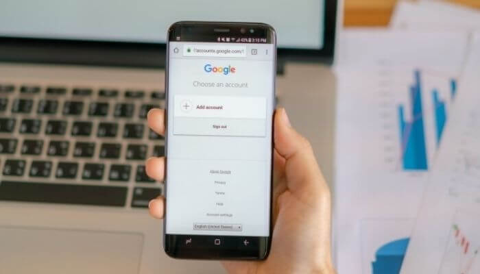 homem segurando celular com a tela inicial do Google Meu Negócio, ferramenta indispensável para fazer SEO local
