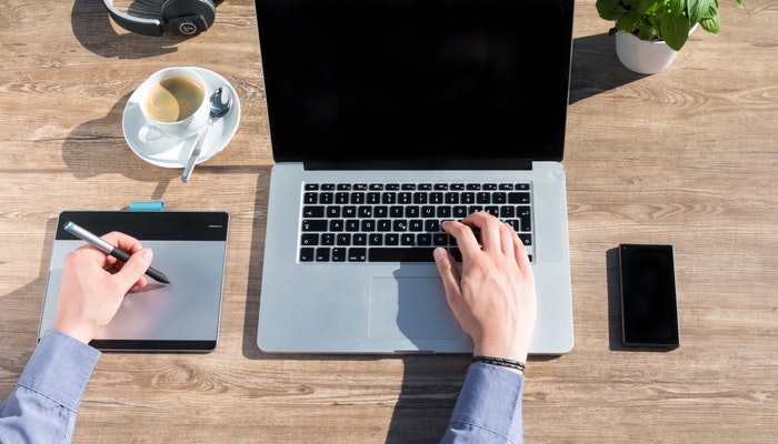 Imagem mostrando uma pessoa trabalhando com um laptop, representando o SEO para blog.