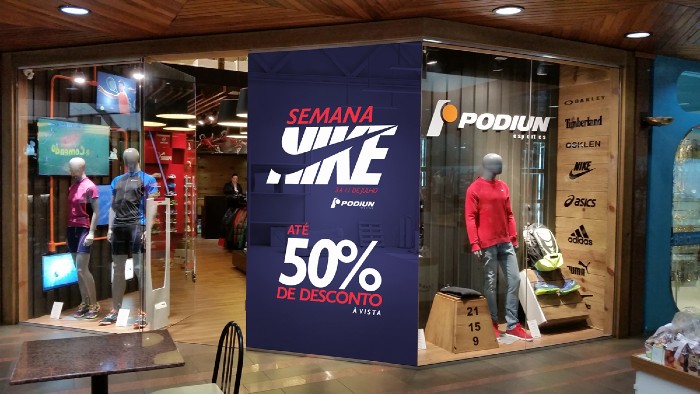 Foto de vitrine de loja esportiva que trabalhou o visual merchandising para chamar a atenção para ofertas da Nike