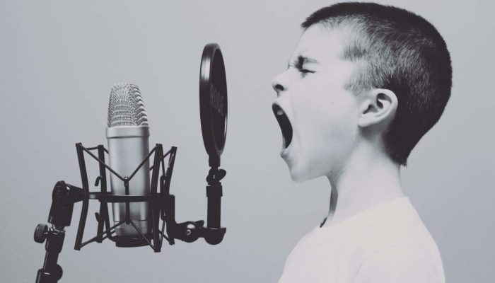 Criança gritando no microfone simbolizando o call to action do Facebook