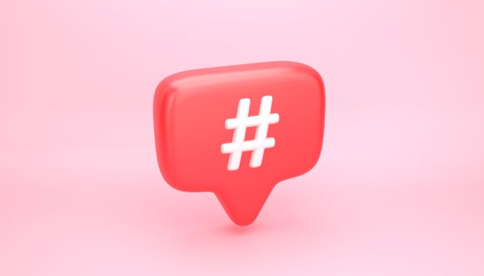 Imagem de um balão vermelho com uma hashtag desenhada simbolizando as melhores hashtags para ganhar seguidores