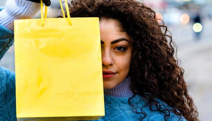 Close de consumidora com sacola de compras representa o que é ICP (Ideal Customer Profile ou Perfil de Cliente Ideal)